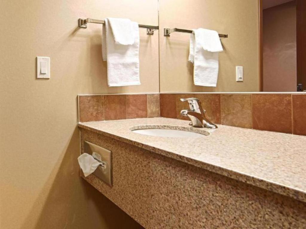 טרי הילס Best Western Diamond Inn מראה חיצוני תמונה